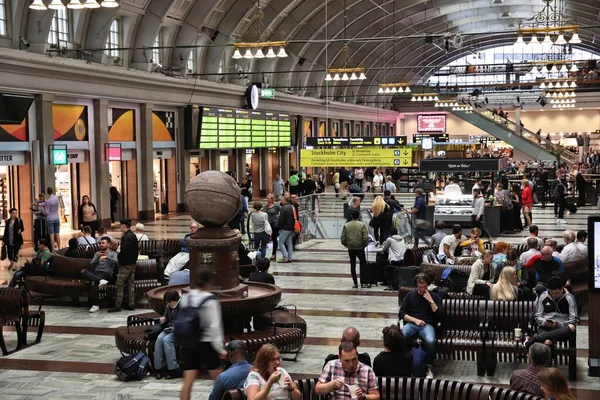 Stockholm Sweden August 2018 Emberek Sietnek Stockholmi Központi Pályaudvaron Svédországban — Stock Fotó