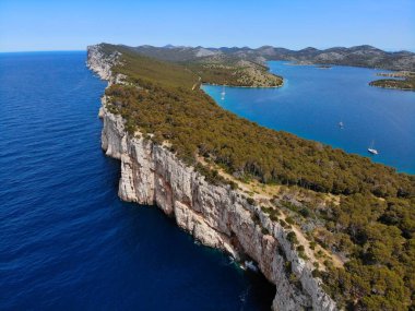 Hırvatistan manzarası. Telascica Doğa Parkı 'nın uçurumları Kornati Ulusal Parkı içindeki doğal alanı korudu. Dugi Otok Adası.