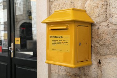 DUBROVNIK, CROATIA - 18 Temmuz 2021: Hırvatistan 'ın Dubrovnik kentinde Hırvat Posta Postası (Hrvatska Posta) ulusal posta kutusu.