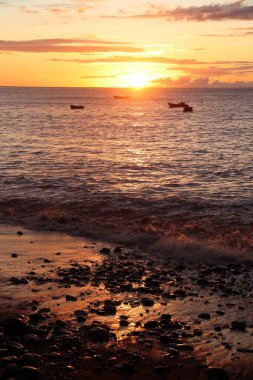 Guadeloupe siyah kumsal. Karayip tatil manzarası. Pointe Noire 'deki Plage Caraibe plajında gün batımı.