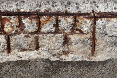 Deniz kenarındaki nemli ve tuzlu hava koşullarında güçlendirilmiş betonda hasar var. Karayip ve Florida sorunu: paslı beton çubuk hasarı.