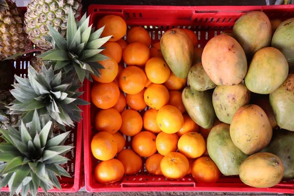 Obchod Potravinami Guadeloupu Karibské Ovoce Plastové Krabici — Stock fotografie