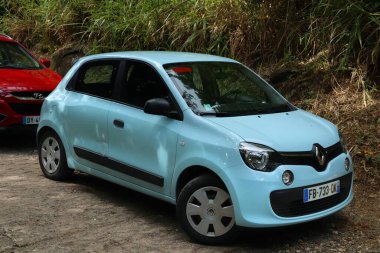 Guadeloupe, FRANCE - 3 Aralık 2019 Renault Twingo mini şehir arabası Guadeloupe 'da park edilmiş. Fransa 'da 32 milyondan fazla araç kayıtlı..