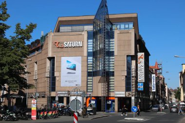 NUREMBERG, ALMANY - 7 Mayıs 2018: İnsanlar Almanya 'nın Nuremberg kentindeki Satürn elektronik mağazasının önünden geçiyor. Satürn ve Medya Markt Cekonomi ana şirketine ait..