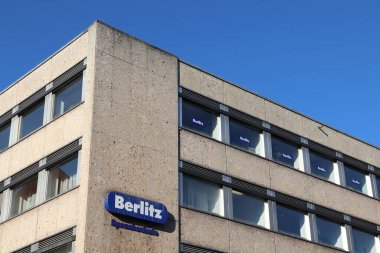 NUREMBERG, GERMANY - 7 Mayıs 2018: Nuremberg, Almanya 'da Berlitz Sprachschule (Berlitz Dil Okulu). Berlitz eğitim markası Japon Benesse Şirketi 'ne aittir..