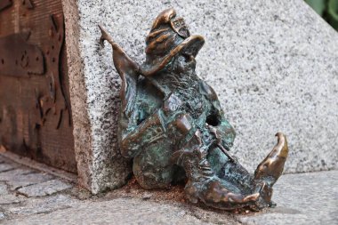 Wroclaw, POLAND - 2 Eylül 2018: Wroclaw, Polonya 'da cüce veya cüce küçük heykeli. Wroclaw 'ın şehirde çeşitli sanatçıların 350 cüce heykeli var..