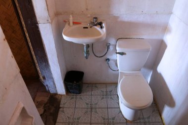 Filipinler 'de sıradan ucuz otel banyosu. Filipinler, Palawan 'da kirli düşük kaliteli WC.
