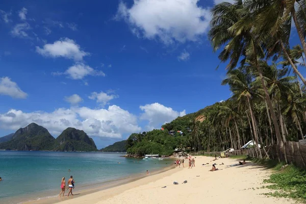 Palawan Filippine Dicembre 2017 Gente Gode Della Fantastica Spiaggia Marimegmeg — Foto Stock