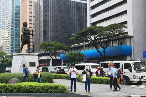 Manila Philippines December 2017 People Walk Makati Avenue Makati City — Stock Photo, Image