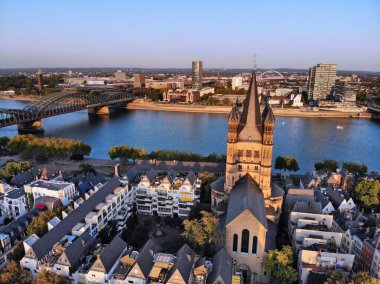 Köln şehri gün batımı, Almanya. Altstadt 'ın Innenstadt bölgesinin hava görüntüsü.