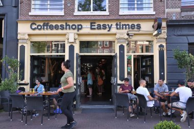 AMSTERDAM, NETHERLANDS - 8 HAZİRAN 2017: Amsterdam, Hollanda 'daki Easy Times' ı ziyaret ediyorlar. Kahveciler kişisel tüketim için yasal olarak marihuana satıyorlar..