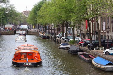 AMSTERDAM, NETHERLANDS - 8 Temmuz 2017: İnsanlar Hollanda, Amsterdam 'daki Herengracht Kanalı' nı ziyaret ediyor. Amsterdam Hollanda 'nın başkentidir..