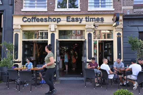 Amsterdam Nederland Juli 2017 Mensen Bezoeken Coffeeshop Easy Times Amsterdam — Stockfoto