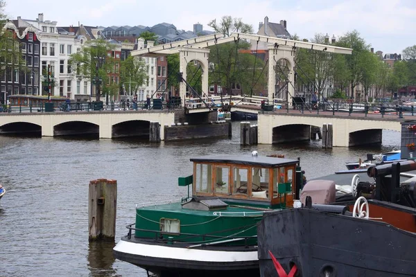 Amsterdam Nederland Juli 2017 Mensen Bezoeken Magere Brug Amsterdam Nederland — Stockfoto