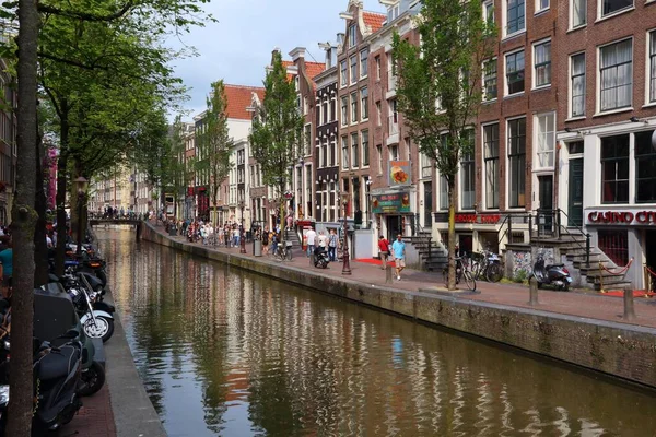 Amsterdão Países Baixos Julho 2017 Pessoas Visitam Red Light District — Fotografia de Stock