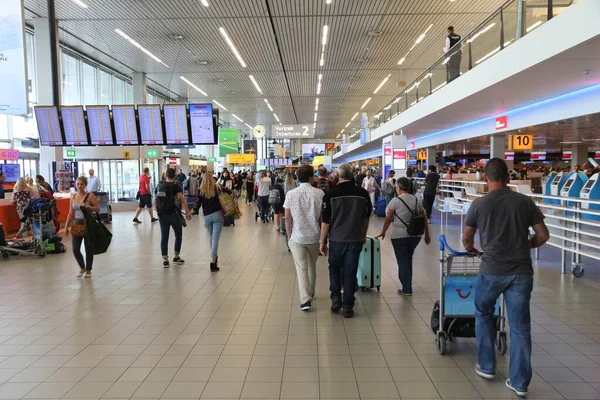 Amsterdam Países Bajos Julio 2017 Los Viajeros Visitan Aeropuerto Schiphol — Foto de Stock
