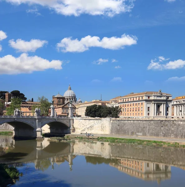 Rom Italien Vacker Utsikt Över Rom Med Vatikanen Peterskyrkan Bakgrunden — Stockfoto