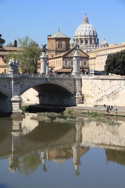 Římské Město Pohled Řím Itálie Tiber River Bazilikou Petra Pozadí — Stock fotografie