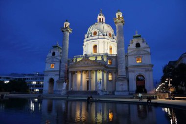 Avusturya 'daki Viyana tarihi - Karlskirche (Saint Charles Kilisesi) gece manzarası. Avusturya, Viyana 'nın Barok mimarisi.