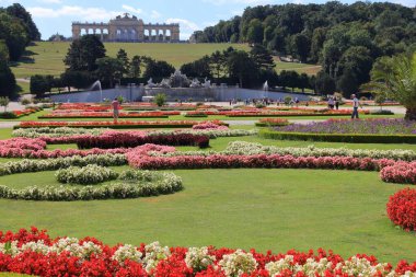 Viyana, AUSTRIA - 6 Eylül 2011: İnsanlar Viyana 'daki Schoenbrunn bahçelerini ziyaret eder. Schonbrunn Sarayı ve Bahçeleri UNESCO Dünya Mirası Alanı olarak listelendi.