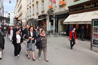 Vienna, AUSTRIA - 9 Eylül 2011: İnsanlar Avusturya 'nın Viyana şehrindeki Kohlmarkt caddesini ziyaret ediyor. Viyana Tarihi Merkezi UNESCO 'nun Dünya Mirası Alanıdır..