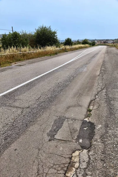 道路表面損傷 悪い保守品質 イタリアでアスファルト亀裂 — ストック写真