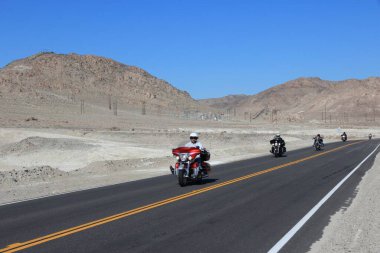 Inyo County, Abd - Nisan 13, 2014: Motosikletliler Death Valley binmek, Kaliforniya. Ölüm Vadisi Milli Parkı 2013 yılında 951 bin kişi tarafından ziyaret edildi.