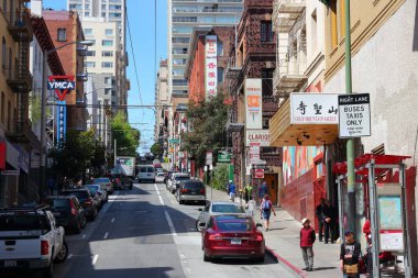 san francisco, ABD - ö. 8 Nisan 2014: insanlar ziyaret chinatown, san Francisco, ABD. san francisco chinatown's Asya dışındaki en büyük Çince Toplum (100.000 kişi).
