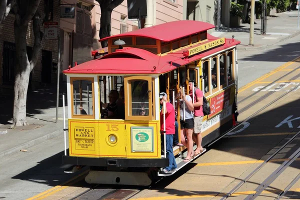 San Francisco Usa April 2014 People Ride Historic Cable Car — Stock Photo, Image