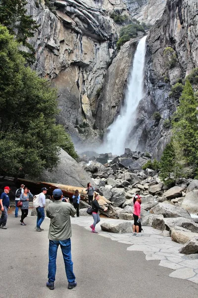 Yosemite Usa Dubna 2014 Lidé Navštívit Yosemitský Národní Park Kalifornie — Stock fotografie