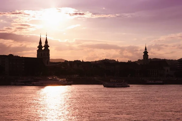 Macaristan Budapeşte Şehrinde Tuna Nehri Gün Batımı Manzarası — Stok fotoğraf