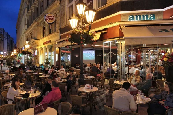 Budapest Hungría Junio 2014 Gente Visita Casco Antiguo Por Noche —  Fotos de Stock