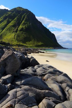 Norveç sahili. Kuzey Kutbu Norveç'teki Lofoten takımadaları. Flakstadoya adasında Storsandnes Beach manzara.