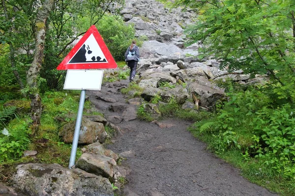 노르웨이 하이킹은 자치체 Nordland County 토르가 Torghatten 구멍으로 길이다 폭포수 — 스톡 사진
