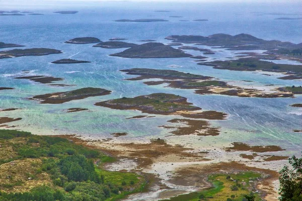 挪威北部布朗诺伊松群岛附近的群岛 托尔金峡湾上的岛屿 多雨的夏天 — 图库照片