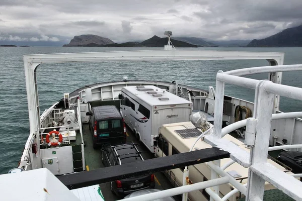 Helgeland Noruega Julio 2015 Gente Monta Ferry Través Tjottfjorden Noruega —  Fotos de Stock