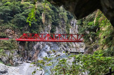 Tayvan 'daki Taroko Ulusal Parkı. Taroko Boğazı üzerindeki Zangchun Köprüsü..
