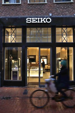 AMSTERDAM, NETHERLANDS - 6 Aralık 2018: Seiko saat dükkanı Amsterdam, Hollanda. Seiko büyük bir Japon saat ve saat üreticisidir..