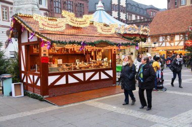FRANKFURT, Almanya - 6 ARALIK 2016: İnsanlar Frankfurt, Almanya 'da Noel Pazarı' nı ziyaret ediyor. Christkindlmarkt geleneği Almanya 'dan gelmektedir..