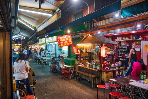 Тайпэй Тайвань Декабря 2018 Года Люди Посещают Ночной Рынок Раохе — стоковое фото
