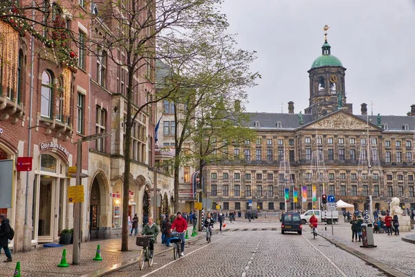 Амстердам Нидерланды Декабря 2017 Года Люди Посещают Площадь Дам Амстердаме — стоковое фото