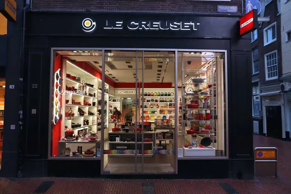 Amsterdam Netherlands 2018年12月6日 荷兰阿姆斯特丹的Le Creuset炊具商店 Creuset是一家法国炊具公司 专门生产搪瓷铸铁罐 — 图库照片