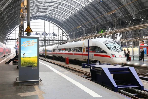 Frankfurt Germany December 2016 Passengers Arrive Intercity Ice Train Frankfurt — Stock Photo, Image