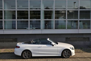 DÜZSELDORF, ALMANY 19 Eylül 2020: Mercedes-Benz C-Sınıfı üstü açık araba Almanya 'da park edildi. Almanya 'da kayıtlı 45.8 milyon araç bulunmaktadır (2017 itibariyle).).