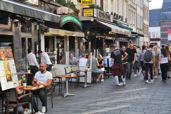 Dusseldorf Germany Сентября 2020 Люди Посещают Тротуарное Кафе Центре Дюссельдорфа — стоковое фото