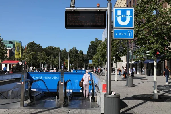 Dusseldorf Alemania Septiembre 2020 Gente Entra Una Estación Metro Bahn —  Fotos de Stock