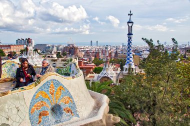 Barcelona, İspanya - 6 Kasım 2012: Barcelona, İspanya 'da insanlar Park Guell' i ziyaret eder. 1914 yılında tamamlandı ve Antoni Gaudi 'nin UNESCO Dünya Mirası çalışmalarının bir parçasıdır..