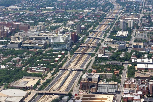 일리노이 시카고에서 290 고속도 Eisenhower Expressway 왼쪽에 대학교 캠퍼스 — 스톡 사진