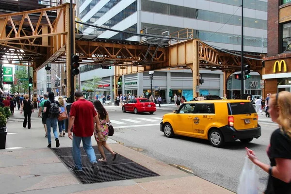 Chicago Usa Juni 2013 Bilar Kör Nedanför Upphöjda Tågspår Chicago — Stockfoto