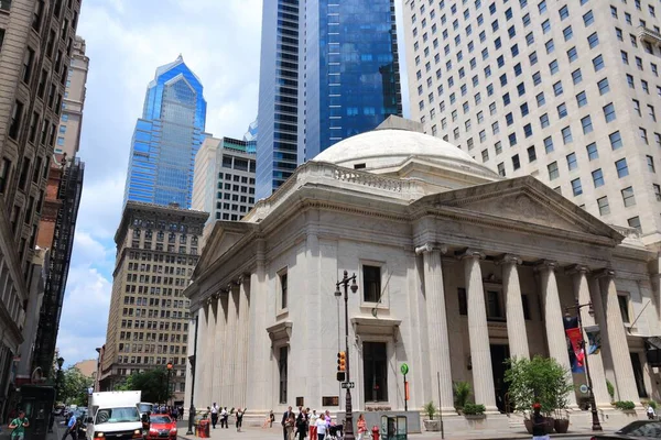 Philadelphia Usa June 2013 People Walk Old Girard Bank Philadelphia — 图库照片